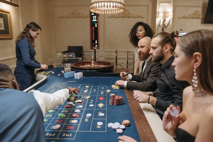 Beyond the Cards: Why Live Dealer Baccarat Feels Like a Real Casino From Anywhere